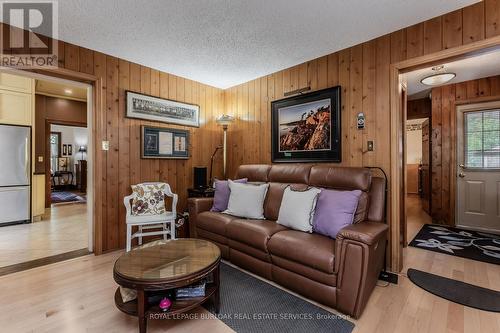 569 Locust Street, Burlington, ON - Indoor Photo Showing Living Room