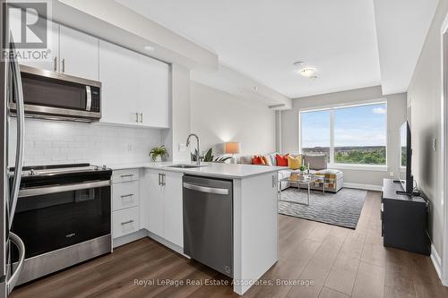 622 - 3200 William Coltson Avenue, Oakville, ON - Indoor Photo Showing Kitchen With Stainless Steel Kitchen With Upgraded Kitchen