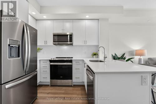622 - 3200 William Coltson Avenue, Oakville, ON - Indoor Photo Showing Kitchen With Stainless Steel Kitchen With Upgraded Kitchen