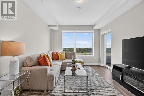 622 - 3200 William Coltson Avenue, Oakville, ON - Indoor Photo Showing Living Room