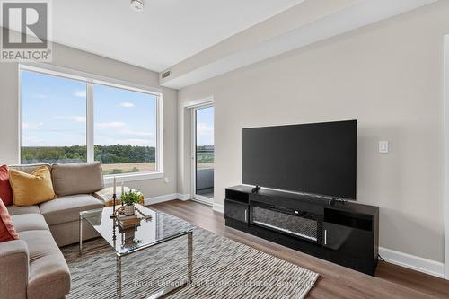 622 - 3200 William Coltson Avenue, Oakville, ON - Indoor Photo Showing Living Room