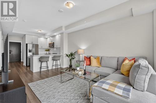 622 - 3200 William Coltson Avenue, Oakville, ON - Indoor Photo Showing Living Room