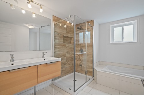 Salle de bains - 254  - 258 Rue Des Myosotis, Sainte-Thérèse, QC - Indoor Photo Showing Bathroom