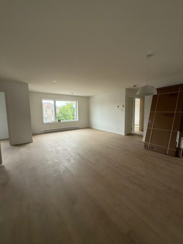 Salon - 6058 Av. Auteuil, Brossard, QC 
