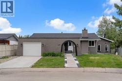 2930 Oakmoor Crescent SW  Calgary, AB T2V 3Z7
