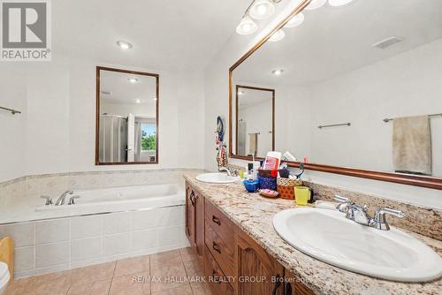 Ensuite with double sinks and soaker tub - 48 Dunbarton Court, Ottawa, ON 