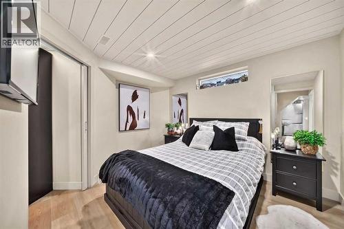 Large bedroom - 21 Shawbrooke Bay Sw, Calgary, AB 