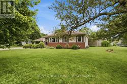 16 CARRINGTON COURT  Hamilton, ON L9A 4N6