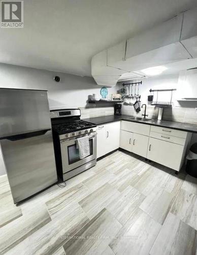 LOWER - 132 GRACE STREET , Toronto, Ontario M6J 2S2 3