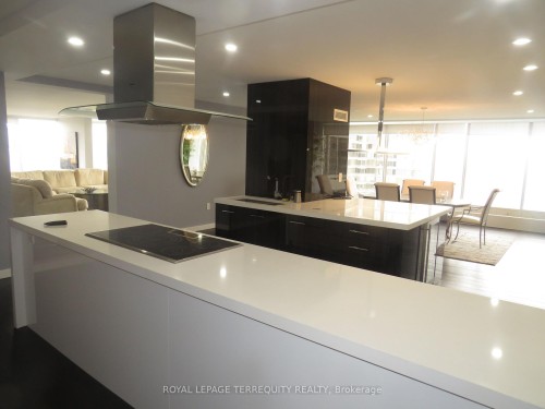 3305-2045 Lake Shore Boulevard W, Toronto, ON - Indoor Photo Showing Kitchen