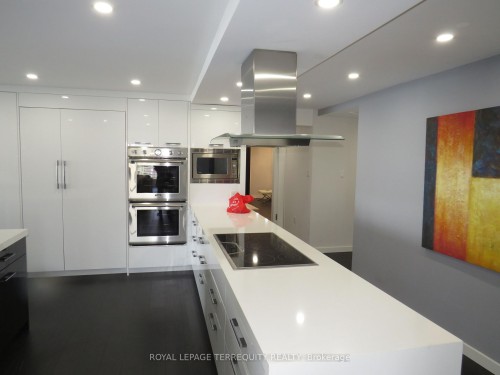3305-2045 Lake Shore Boulevard W, Toronto, ON - Indoor Photo Showing Kitchen