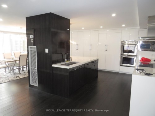 3305-2045 Lake Shore Boulevard W, Toronto, ON - Indoor Photo Showing Kitchen