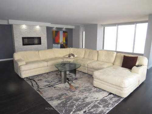 3305-2045 Lake Shore Boulevard W, Toronto, ON - Indoor Photo Showing Living Room