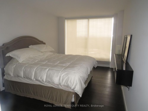 3305-2045 Lake Shore Boulevard W, Toronto, ON - Indoor Photo Showing Bedroom