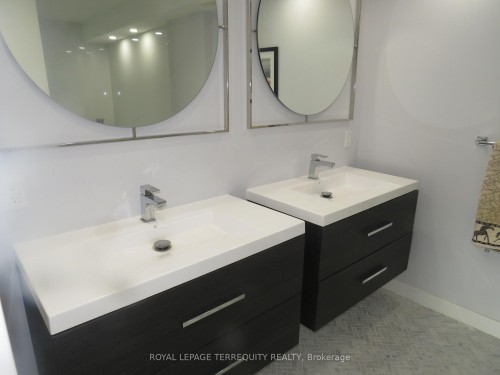 3305-2045 Lake Shore Boulevard W, Toronto, ON - Indoor Photo Showing Bathroom