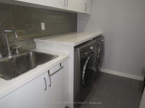 3305-2045 Lake Shore Boulevard W, Toronto, ON - Indoor Photo Showing Laundry Room
