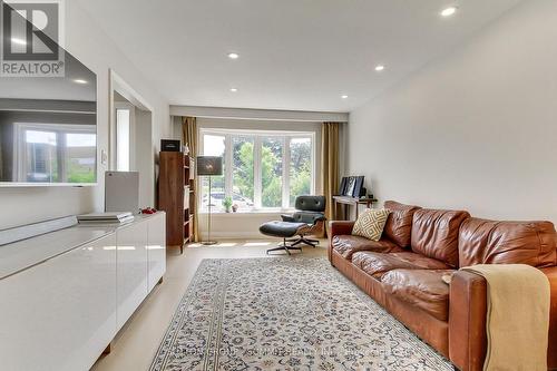 7641 Anaka Drive, Mississauga, ON - Indoor Photo Showing Living Room