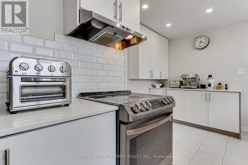 7641 Anaka Drive, Mississauga, ON - Indoor Photo Showing Kitchen