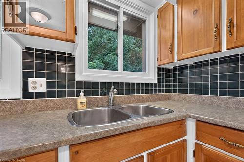 19 Burns Place, Caledonia, ON - Indoor Photo Showing Kitchen With Double Sink