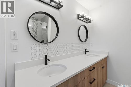 1402 Wiggins Avenue S, Saskatoon, SK - Indoor Photo Showing Bathroom