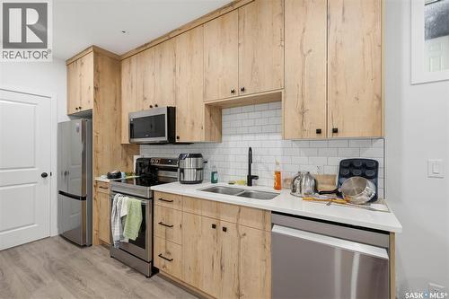 1402 Wiggins Avenue S, Saskatoon, SK - Indoor Photo Showing Kitchen With Double Sink