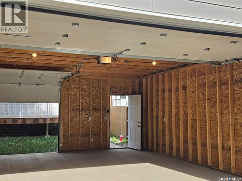 1402 Wiggins Avenue S, Saskatoon, SK - Indoor Photo Showing Garage