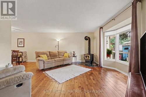 30 Bartley Crescent, Ottawa, ON - Indoor Photo Showing Living Room