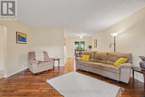 30 Bartley Crescent, Ottawa, ON - Indoor Photo Showing Living Room