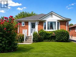 102 EDGECROFT ROAD  Toronto, ON M8Z 2C3