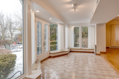 Salon - 21 Surrey Gdns, Westmount, QC 
