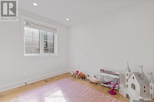 4 Iroquois Avenue, Mississauga, ON 