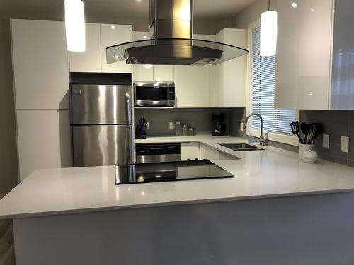 9907 91 Avenue, Edmonton, AB - Indoor Photo Showing Kitchen With Stainless Steel Kitchen With Double Sink With Upgraded Kitchen