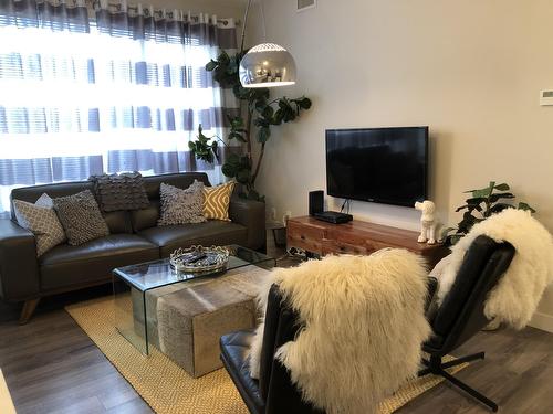 9907 91 Avenue, Edmonton, AB - Indoor Photo Showing Living Room