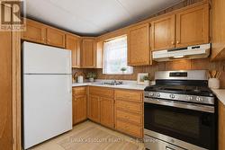 Kitchen (*This photo is virtually staged) - 