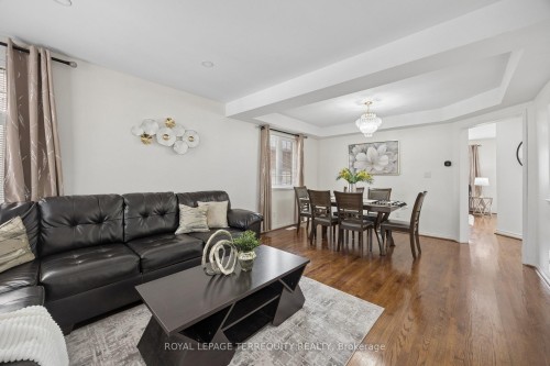 7339 Black Walnut Trail, Mississauga, ON - Indoor Photo Showing Living Room