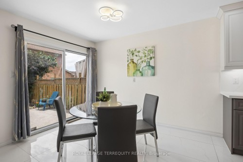 7339 Black Walnut Trail, Mississauga, ON - Indoor Photo Showing Dining Room