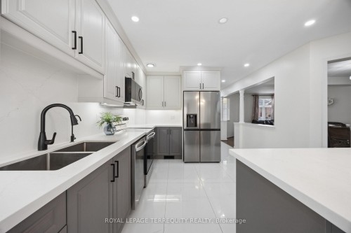7339 Black Walnut Trail, Mississauga, ON - Indoor Photo Showing Kitchen With Double Sink With Upgraded Kitchen