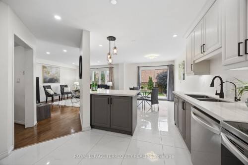 7339 Black Walnut Trail, Mississauga, ON - Indoor Photo Showing Kitchen With Double Sink With Upgraded Kitchen