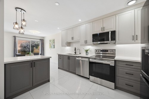 7339 Black Walnut Trail, Mississauga, ON - Indoor Photo Showing Kitchen