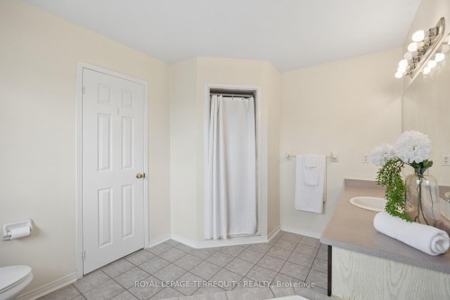 7339 Black Walnut Trail, Mississauga, ON - Indoor Photo Showing Bathroom