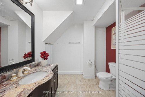 7339 Black Walnut Trail, Mississauga, ON - Indoor Photo Showing Bathroom
