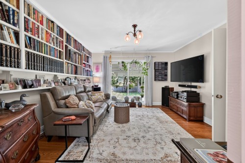 Salle familiale - 219 Av. Lakeview, Pointe-Claire, QC 