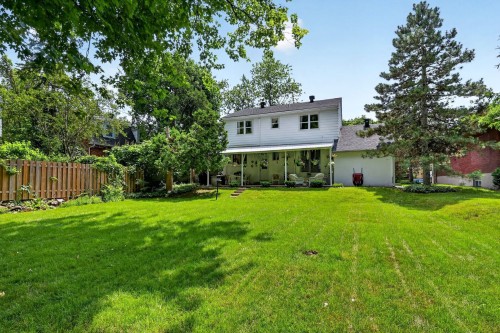 Cour - 219 Av. Lakeview, Pointe-Claire, QC 
