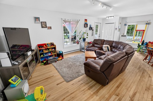 Salon - 21  - 23 Rg St-Léon, Saint-Jean-De-Matha, QC 