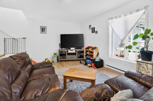 Salon - 21  - 23 Rg St-Léon, Saint-Jean-De-Matha, QC 