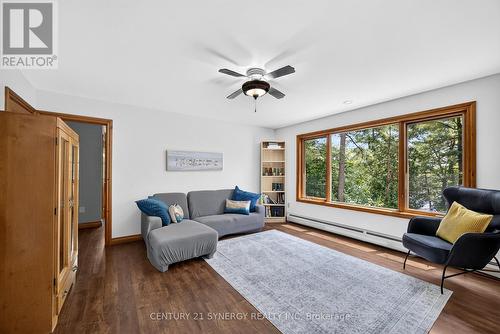 182 Lb1 Road, Rideau Lakes, ON - Indoor Photo Showing Living Room