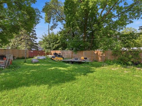 200 Garson Dr, Garson, MB 