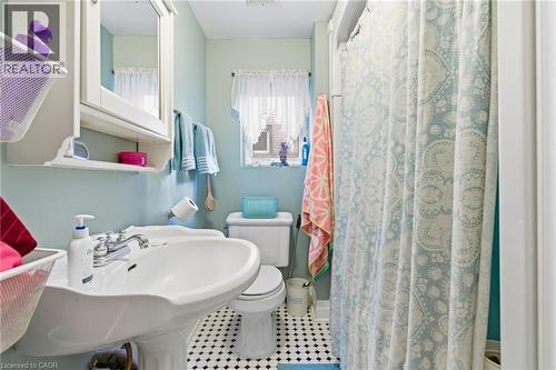 30 Ontario Avenue, Hamilton, ON - Indoor Photo Showing Bathroom