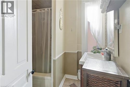 30 Ontario Avenue, Hamilton, ON - Indoor Photo Showing Bathroom
