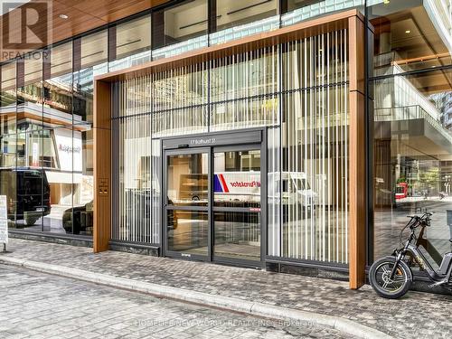 Building entry - 2011 - 17 Bathurst Street, Toronto, ON 